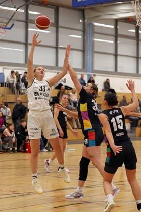 23.11.2025, xovx, Basketball DBBL, 2. Damen Basketball Bundesliga Nord, Bender Baskets Grünberg - ChemCats Chemnitz v.l. Hanna Adaszewska (Bender Baskets Grünberg), Erin Stroberg (ChemCats Chemnitz), Jessica Kluge (ChemCats Chemnitz) Grünberg Sporthalle Theo-Koch-Schule Hessen Deutschland (DE)