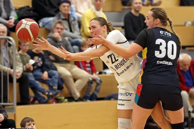 23.11.2025, xovx, Basketball DBBL, 2. Damen Basketball Bundesliga Nord, Bender Baskets Grünberg - ChemCats Chemnitz v.l. Katharina Quapil (Bender Baskets Grünberg), Erin Stroberg (ChemCats Chemnitz) Grünberg Sporthalle Theo-Koch-Schule Hessen Deutschland (DE)