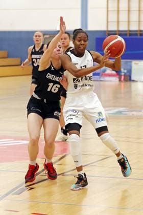 23.11.2025, xovx, Basketball DBBL, 2. Damen Basketball Bundesliga Nord, Bender Baskets Grünberg - ChemCats Chemnitz v.l. Leni Knorr (ChemCats Chemnitz), Tonisha Baker (Bender Baskets Grünberg) Grünberg Sporthalle Theo-Koch-Schule Hessen Deutschland (DE)