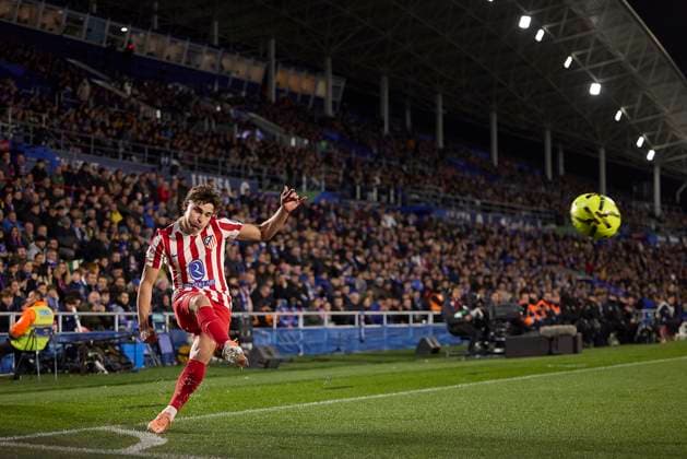 Julian Alvarez (Atletico de Madrid) shoots a corner kick during the LaLiga EA Sports match between Getafe CF v AtlÃ tico Madrid at Coliseum on November 23, 2025 in Getafe, Spain. (Photo by Manu Reino DeFodi Images)
