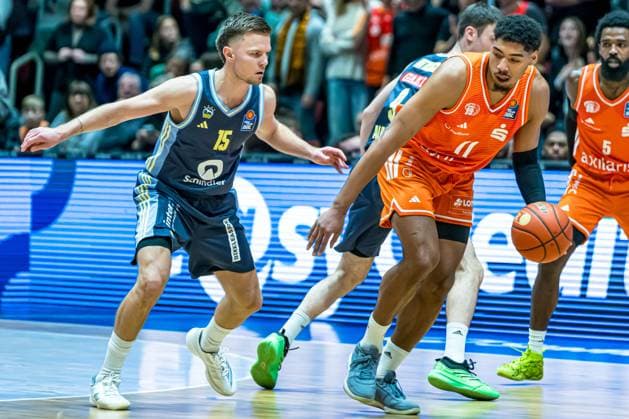 Chemnitz, Deutschland 23. November 2025: 1.BBL - 2025 2026 - Niners Chemnitz vs. Alba Berlin Im Bild: v. li. im Zweikampf Martin Hermannsson (Berlin) und Kostja Mushidi (99) Copyright: xFotostandx xNachtigallx