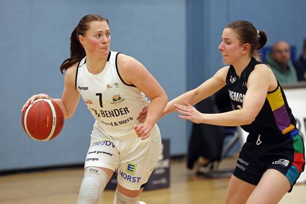 23.11.2025, xovx, Basketball DBBL, 2. Damen Basketball Bundesliga Nord, Bender Baskets Grünberg - ChemCats Chemnitz v.l. Sarah Lückenotte (Bender Baskets Grünberg), Leni Knorr (ChemCats Chemnitz) Grünberg Sporthalle Theo-Koch-Schule Hessen Deutschland (DE)