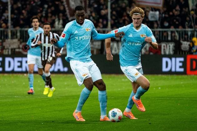 Ilyas Ansah (1. FC Union Berlin, 10) am Ball, Tom Rothe (1. FC Union Berlin, 15), GER, FC St. Pauli vs. 1. FC Union Berlin, Fussball, Bundesliga, Spieltag 11, Saison 2025 2026, 23.11.2025 DFL REGULATIONS PROHIBIT ANY USE OF PHOTOGRAPHS AS IMAGE SEQUENCES AND OR QUASI-VIDEO GER, FC St. Pauli vs. 1. FC Union Berlin, Fussball, Bundesliga, Spieltag 11, Saison 2025 2026, 23.11.2025 Hamburg Copyright: xEibner-Pressefoto MaxxVincenx EP_MVN