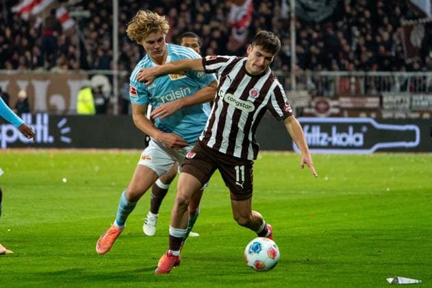 Arkadiusz Pyrka (FC St. Pauli, 11) im Zweikampf, Kampf um den Ball mit Tom Rothe (1. FC Union Berlin, 15), GER, FC St. Pauli vs. 1. FC Union Berlin, Fussball, Bundesliga, Spieltag 11, Saison 2025 2026, 23.11.2025 DFL REGULATIONS PROHIBIT ANY USE OF PHOTOGRAPHS AS IMAGE SEQUENCES AND OR QUASI-VIDEO GER, FC St. Pauli vs. 1. FC Union Berlin, Fussball, Bundesliga, Spieltag 11, Saison 2025 2026, 23.11.2025 Hamburg Copyright: xEibner-Pressefoto MaxxVincenx EP_MVN