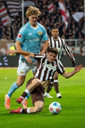 Arkadiusz Pyrka (FC St. Pauli, 11) im Zweikampf, Kampf um den Ball mit Tom Rothe (1. FC Union Berlin, 15), GER, FC St. Pauli vs. 1. FC Union Berlin, Fussball, Bundesliga, Spieltag 11, Saison 2025 2026, 23.11.2025 DFL REGULATIONS PROHIBIT ANY USE OF PHOTOGRAPHS AS IMAGE SEQUENCES AND OR QUASI-VIDEO GER, FC St. Pauli vs. 1. FC Union Berlin, Fussball, Bundesliga, Spieltag 11, Saison 2025 2026, 23.11.2025 Hamburg Copyright: xEibner-Pressefoto MaxxVincenx EP_MVN