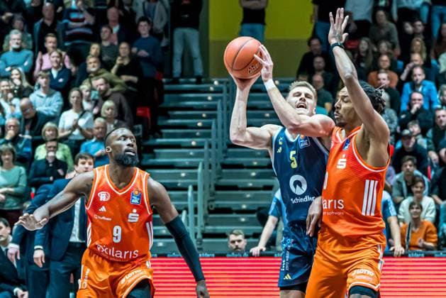 Chemnitz, Deutschland 23. November 2025: 1.BBL - 2025 2026 - Niners Chemnitz vs. Alba Berlin Im Bild: v. li. im Zweikampf John Newman III (99), Sam Griesel (Berlin) und Kevin Yebo (99) Copyright: xFotostandx xNachtigallx