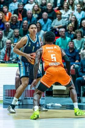 Chemnitz, Deutschland 23. November 2025: 1.BBL - 2025 2026 - Niners Chemnitz vs. Alba Berlin Im Bild: v. li. im Zweikampf Jack Kayil (Berlin) und Corey Davis (99) Copyright: xFotostandx xNachtigallx