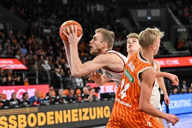 GER, BBL, ratiopharm Ulm vs FC Bayern München 23.11.2025, ratiopharm arena, Neu-Ulm, GER, BBL, ratiopharm Ulm vs FC Bayern München, im Bild energischer Einsatz von Niels Giffey (Muenchen, 5), Foul von Tobias Brahe Jensen (Ulm, 7), Teo Milicic (Ulm, 44)