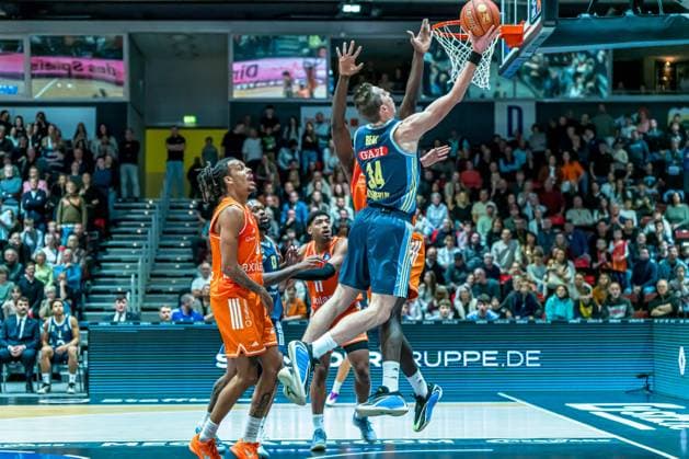 Chemnitz, Deutschland 23. November 2025: 1.BBL - 2025 2026 - Niners Chemnitz vs. Alba Berlin Im Bild: Justin Bean (Berlin) mir einem Dunking Copyright: xFotostandx xNachtigallx