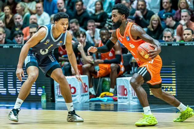 Chemnitz, Deutschland 23. November 2025: 1.BBL - 2025 2026 - Niners Chemnitz vs. Alba Berlin Im Bild: v. li. im Zweikampf Jack Kayil (Berlin) und Corey Davis (99) Copyright: xFotostandx xNachtigallx