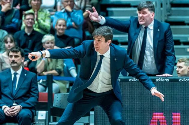 Chemnitz, Deutschland 23. November 2025: 1.BBL - 2025 2026 - Niners Chemnitz vs. Alba Berlin Im Bild: Head Coach Pedro Calles (Berlin) 1.v.li. Copyright: xFotostandx xNachtigallx