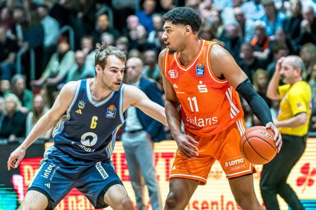 Chemnitz, Deutschland 23. November 2025: 1.BBL - 2025 2026 - Niners Chemnitz vs. Alba Berlin Im Bild: v. li. im Zweikampf Malte Delow (Berlin) und Kostja Mushidi (99) Copyright: xFotostandx xNachtigallx