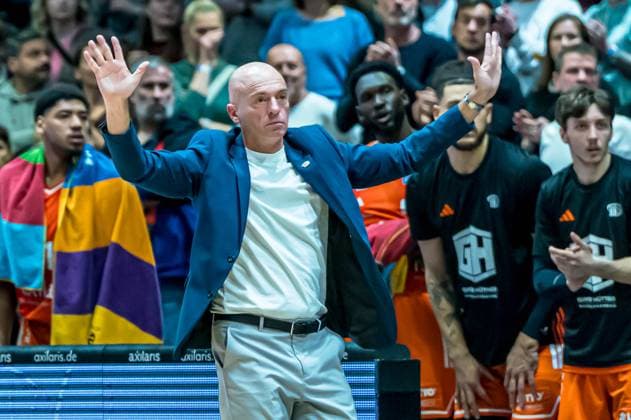 Chemnitz, Deutschland 23. November 2025: 1.BBL - 2025 2026 - Niners Chemnitz vs. Alba Berlin Im Bild: Head Coach Rodrigo Pastore (99) Copyright: xFotostandx xNachtigallx