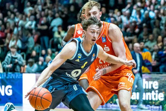 Chemnitz, Deutschland 23. November 2025: 1.BBL - 2025 2026 - Niners Chemnitz vs. Alba Berlin Im Bild: v. li. im Zweikampf Alex O Connell (Berlin) und Julian Steinfeld (99) Copyright: xFotostandx xNachtigallx