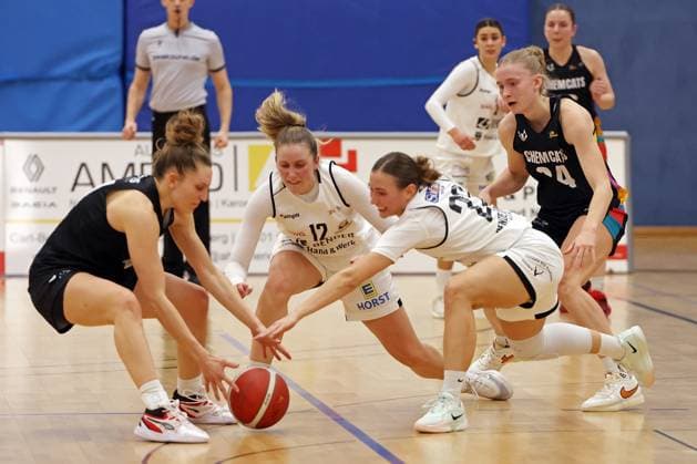 23.11.2025, xovx, Basketball DBBL, 2. Damen Basketball Bundesliga Nord, Bender Baskets Grünberg - ChemCats Chemnitz v.l. Lucille Peroche (ChemCats Chemnitz), Emma Kramer (Bender Baskets Grünberg), Katharina Quapil (Bender Baskets Grünberg), Lilly Küppers (ChemCats Chemnitz) Grünberg Sporthalle Theo-Koch-Schule Hessen Deutschland (DE)