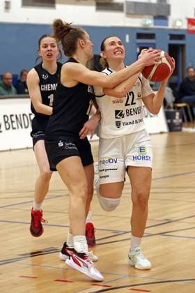 23.11.2025, xovx, Basketball DBBL, 2. Damen Basketball Bundesliga Nord, Bender Baskets Grünberg - ChemCats Chemnitz v.l. Leni Knorr (ChemCats Chemnitz), Lucille Peroche (ChemCats Chemnitz), Katharina Quapil (Bender Baskets Grünberg) Grünberg Sporthalle Theo-Koch-Schule Hessen Deutschland (DE)