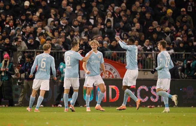 Foto : Torjubel bei UNion Spielern nach dem 0-1 , Rani KHEDIRA und rechts Ilyas ANSAH ( Union ) , mitte Tom Rothe Fussball 1. Bundesliga , FC St. Pauli - Union Berlin 11. Spieltag am Sa. 23.11.2025