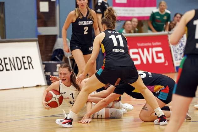 23.11.2025, xovx, Basketball DBBL, 2. Damen Basketball Bundesliga Nord, Bender Baskets Grünberg - ChemCats Chemnitz v.l. Sarah Lückenotte (Bender Baskets Grünberg), Mette Härtel (ChemCats Chemnitz), Lucille Peroche (ChemCats Chemnitz), Lilly Küppers (ChemCats Chemnitz) Grünberg Sporthalle Theo-Koch-Schule Hessen Deutschland (DE)