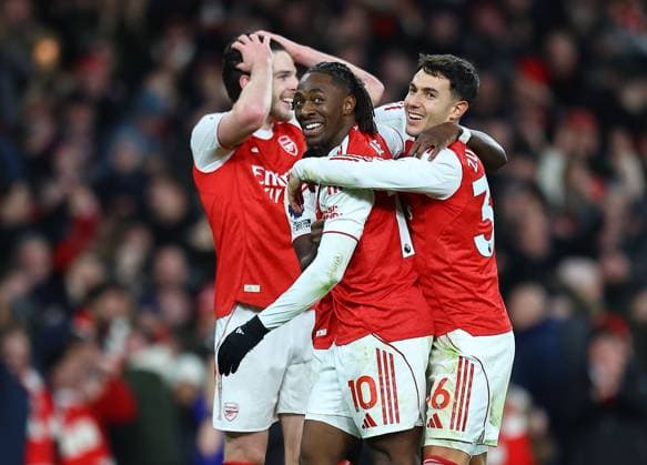 Eberechi Eze of Arsenal celebrates scoring their sides fourth goal Arsenal v Tottenham Hotspur, Premier League, Football, Emirates Stadium, London, UK - 23 Nov 2025London Emirates Stadium United Kingdom EDITORIAL USE ONLY No use with unauthorised audio, video, data, fixture lists, club league logos or live services. Online in-match use limited to 120 images, no video emulation. No use in betting, games or single club league player publications. Copyright: xMichaelxZemanek Shutterstockx 15860967ag