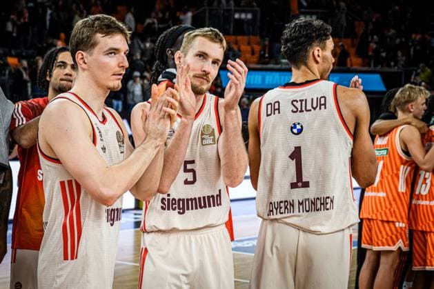 Neu Ulm, Deutschland, 23.11.25: Justus Hollatz (FC Bayern Basketball), Niels Giffey (FC Bayern Basketball) und Oscar da Silva (FC Bayern Basketball) gestikuliert, gestik waehrend des Basketball Bundesliga Spiels zwischen ratiopharm ulm vs FC Bayern Basketball in der ratiopharm Arena am 23. November 2025 in Neu Ulm, Deutschland. (Foto von Harry Langer DeFodi Images) ratiopharm Arena, Germany, 23.11.25: Justus Hollatz (FC Bayern Basketball), Niels Giffey (FC Bayern Basketball) und Oscar da Silva (FC Bayern Basketball) gestures during the Basketball Bundesliga match between ratiopharm ulm vs FC Bayern Basketball at Neu Ulm on November 23, 2025 in ratiopharm Arena, Germany. (Photo by Harry Langer DeFodi Images) (Photo by Harry Langer DeFodi Images)