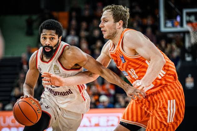 Neu Ulm, Deutschland, 23.11.25: Spencer Dinwiddie (FC Bayern Basketball) und Christian Sengfelder (ratiopharm ulm) im Zweikampf waehrend des Basketball Bundesliga Spiels zwischen ratiopharm ulm vs FC Bayern Basketball in der ratiopharm Arena am 23. November 2025 in Neu Ulm, Deutschland. (Foto von Harry Langer DeFodi Images) ratiopharm Arena, Germany, 23.11.25: Spencer Dinwiddie (FC Bayern Basketball) und Christian Sengfelder (ratiopharm ulm) battle for the ball during the Basketball Bundesliga match between ratiopharm ulm vs FC Bayern Basketball at Neu Ulm on November 23, 2025 in ratiopharm Arena, Germany. (Photo by Harry Langer DeFodi Images) (Photo by Harry Langer DeFodi Images)