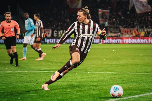1. Bundesliga: FC St. Pauli vs. 1. FC Union Berlin, 23.11.2025 Jackson Irvine (FC St. Pauli, 7); Fußball, 1. Bundesliga, 11. Spieltag: FC St. Pauli vs. 1. FC Union Berlin am 23.11.2025 im Millerntor-Stadion, Hamburg DFL REGULATIONS PROHIBIT ANY USE OF PHOTOGRAPHS AS IMAGE SEQUENCES AND OR QUASI-VIDEO. Copyright: xBEAUTIFULxSPORTS Tonhäuserx