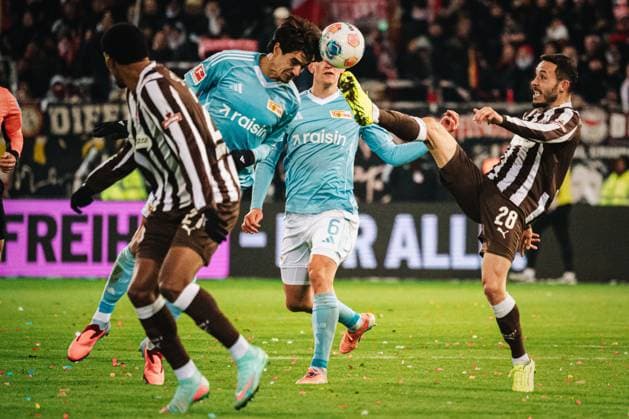 1. Bundesliga: FC St. Pauli vs. 1. FC Union Berlin, 23.11.2025 Mathias Pereira Lage (FC St. Pauli, 28) geht zum Ball; Fußball, 1. Bundesliga, 11. Spieltag: FC St. Pauli vs. 1. FC Union Berlin am 23.11.2025 im Millerntor-Stadion, Hamburg DFL REGULATIONS PROHIBIT ANY USE OF PHOTOGRAPHS AS IMAGE SEQUENCES AND OR QUASI-VIDEO. Copyright: xBEAUTIFULxSPORTS Tonhäuserx