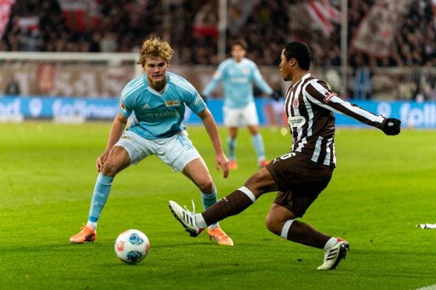 Joel Chima Fujita (FC St. Pauli, 16) Pass, Tom Rothe (1. FC Union Berlin, 15), GER, FC St. Pauli vs. 1. FC Union Berlin, Fussball, Bundesliga, Spieltag 11, Saison 2025 2026, 23.11.2025 DFL REGULATIONS PROHIBIT ANY USE OF PHOTOGRAPHS AS IMAGE SEQUENCES AND OR QUASI-VIDEO GER, FC St. Pauli vs. 1. FC Union Berlin, Fussball, Bundesliga, Spieltag 11, Saison 2025 2026, 23.11.2025 Hamburg Copyright: xEibner-Pressefoto MaxxVincenx EP_MVN