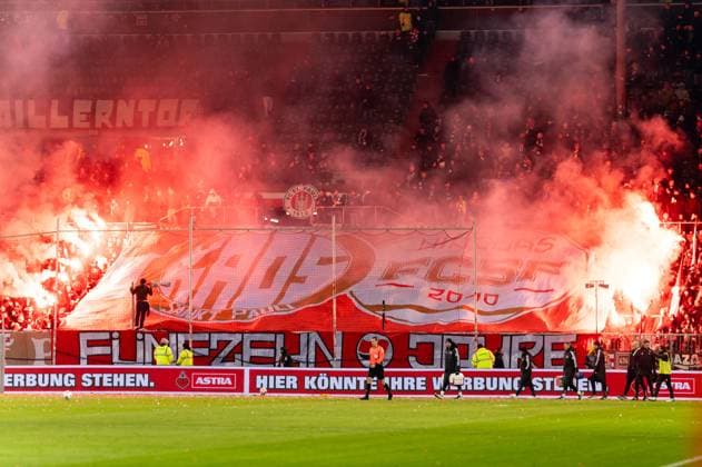 Pyrotechnik Bengalo Fans Ultras St. Pauli, GER, FC St. Pauli vs. 1. FC Union Berlin, Fussball, Bundesliga, Spieltag 11, Saison 2025 2026, 23.11.2025 DFL REGULATIONS PROHIBIT ANY USE OF PHOTOGRAPHS AS IMAGE SEQUENCES AND OR QUASI-VIDEO GER, FC St. Pauli vs. 1. FC Union Berlin, Fussball, Bundesliga, Spieltag 11, Saison 2025 2026, 23.11.2025 Hamburg Copyright: xEibner-Pressefoto MaxxVincenx EP_MVN