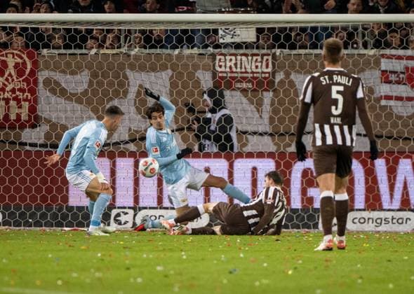 Fussball, Herren, Saison 2025 2026, 1. Bundesliga (11. Spieltag), FC St. Pauli - 1. FC Union Berlin, v. l. Janik Haberer (1. FC Union Berlin), Diogo Leite (1. FC Union Berlin), Connor Metcalfe (St. Pauli), Hauke Wahl (St. Pauli), 23.11. 2025, Copyright: xMatthiasxKochx