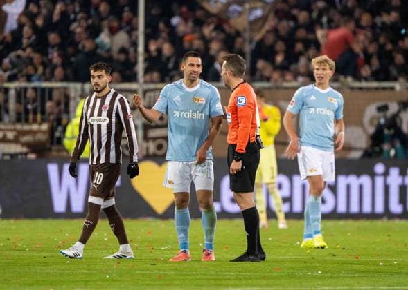 Fussball, Herren, Saison 2025 2026, 1. Bundesliga (11. Spieltag), FC St. Pauli - 1. FC Union Berlin, v. l. Danel Sinani (St. Pauli), Rani Khedira (1. FC Union Berlin), Schiedsrichter Tobias Stieler, 23.11. 2025, Copyright: xMatthiasxKochx
