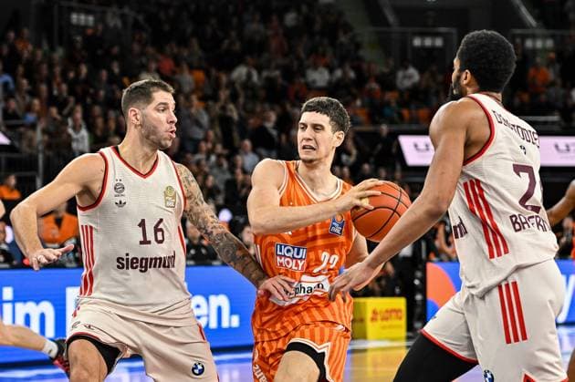 GER, BBL, ratiopharm Ulm vs FC Bayern München 23.11.2025, ratiopharm arena, Neu-Ulm, GER, BBL, ratiopharm Ulm vs FC Bayern München, im Bild Stefan Jovic (Muenchen, 16), Diego Garavaglia (Ulm, 23), Spencer Dinwiddie (Muenchen, 26)