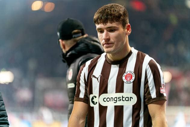 Arkadiusz Pyrka (FC St. Pauli, 11) verletzt, Auswechslung, GER, FC St. Pauli vs. 1. FC Union Berlin, Fussball, Bundesliga, Spieltag 11, Saison 2025 2026, 23.11.2025 DFL REGULATIONS PROHIBIT ANY USE OF PHOTOGRAPHS AS IMAGE SEQUENCES AND OR QUASI-VIDEO GER, FC St. Pauli vs. 1. FC Union Berlin, Fussball, Bundesliga, Spieltag 11, Saison 2025 2026, 23.11.2025 Hamburg Copyright: xEibner-Pressefoto MaxxVincenx EP_MVN