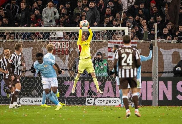 Fussball, Herren, Saison 2025 2026, 1. Bundesliga (11. Spieltag), FC St. Pauli - 1. FC Union Berlin, Torhüter Frederik Rönnow (1. FC Union Berlin), 23.11. 2025, Copyright: xMatthiasxKochx