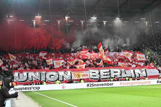 GER; 1 FBL, FC St. Pauli vs 1. FC Union Berlin 23.11.2025, Millerntorstadion, Hamburg, GER; 1. FBL, FC St. Pauli vs 1. FC Union Berlin im Bild Feature die Berliner Fans zuenden Pyrotechnik