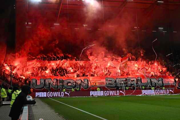 GER; 1 FBL, FC St. Pauli vs 1. FC Union Berlin 23.11.2025, Millerntorstadion, Hamburg, GER; 1. FBL, FC St. Pauli vs 1. FC Union Berlin im Bild Feature die Berliner Fans zuenden Pyrotechnik