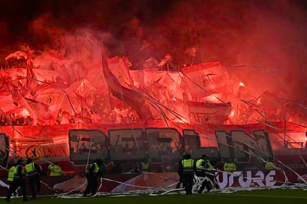 GER; 1 FBL, FC St. Pauli vs 1. FC Union Berlin 23.11.2025, Millerntorstadion, Hamburg, GER; 1. FBL, FC St. Pauli vs 1. FC Union Berlin im Bild Feature die Berliner Fans zuenden Pyrotechnik