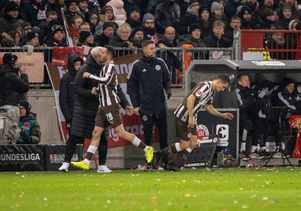 Fussball, Herren, Saison 2025 2026, 1. Bundesliga (11. Spieltag), FC St. Pauli - 1. FC Union Berlin, v. l. Mathias Pereira Lage (St. Pauli), Martijn Kaars (St. Pauli), 23.11. 2025, Copyright: xMatthiasxKochx