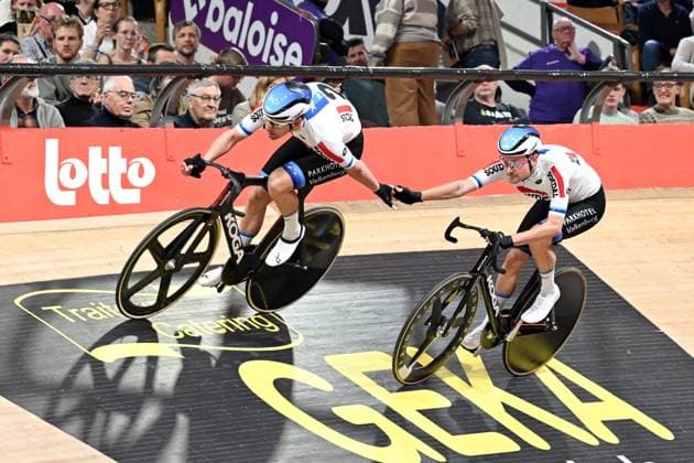Dutch Vincent Hoppezak and Dutch Yanne Dorenbos pictured in action during the last day of the Zesdaagse Vlaanderen-Gent six-day indoor Track cycling, Rad, Radsport, Bahnrad, Bahn event at the indoor cycling arena t Kuipke, Sunday 23 November 2025, in Gent. MAARTENxSTRAETEMANS  x143669133x