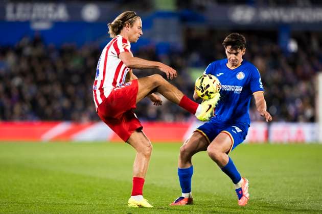 LA LIGA EA Sports - Getafe v Atletico de Madrid MADRID, SPAIN - November23:Marcos Llorente of Atletico de Madrid and Mario Martin of Getafe in action during the La Liga 2024 25 match between Getafe and Atletico de Madrid at Coliseum Stadium. (Photo by Guillermo Martinez) Getafe Coliseum Stadium Spain Copyright: xGuillermoxMartinezx