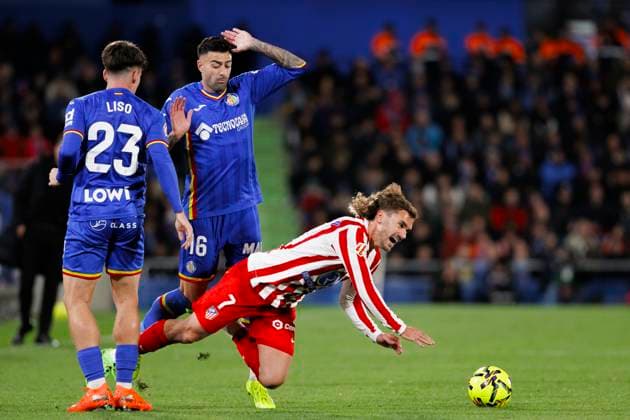 LA LIGA EA Sports - Getafe v Atletico de Madrid MADRID, SPAIN - November23:Antoine Griezmann of Atletico de Madrid, Diego Rico of Getafe and Adrian Liso of Getafe fight for the ball during the La Liga 2024 25 match between Getafe and Atletico de Madrid at Coliseum Stadium. (Photo by Guillermo Martinez) Getafe Coliseum Stadium Spain Copyright: xGuillermoxMartinezx
