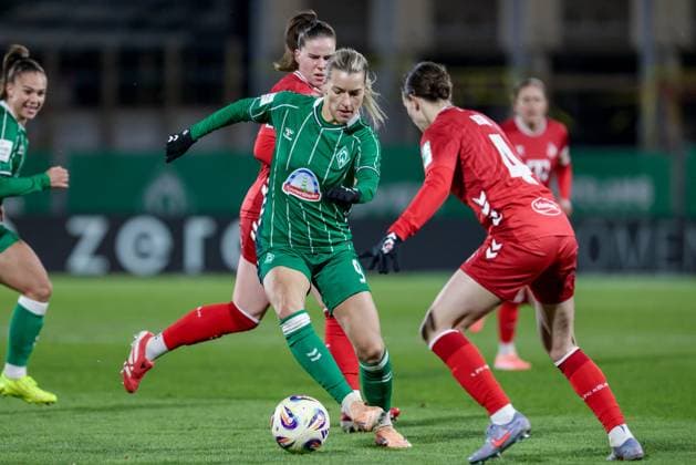 v.li.: Medina Desic (SV Werder Bremen, 9) und Sara Agrez (1. FC Köln, 4) im Zweikampf, Duell, Dynamik, Aktion, Action, Spielszene, DIE DFB-RICHTLINIEN UNTERSAGEN JEGLICHE NUTZUNG VON FOTOS ALS SEQUENZBILDER UND ODER VIDEOÄHNLICHE FOTOSTRECKEN. DFB REGULATIONS PROHIBIT ANY USE OF PHOTOGRAPHS AS IMAGE SEQUENCES AND OR QUASI-VIDEO., 23.11.2025, Bremen (Deutschland), Fussball, Google Pixel Frauen-Bundesliga, SV Werder Bremen - 1. FC Köln