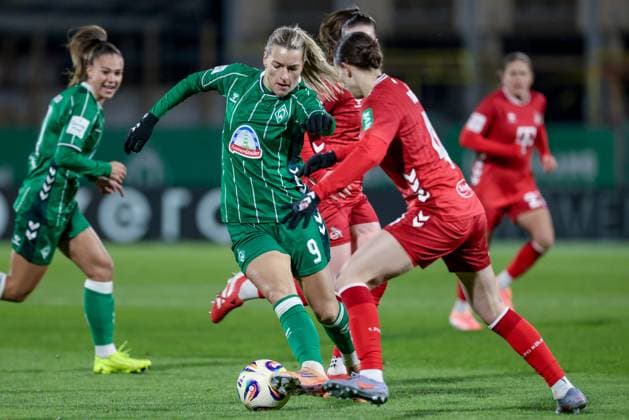 v.li.: Medina Desic (SV Werder Bremen, 9) und Sara Agrez (1. FC Köln, 4) im Zweikampf, Duell, Dynamik, Aktion, Action, Spielszene, DIE DFB-RICHTLINIEN UNTERSAGEN JEGLICHE NUTZUNG VON FOTOS ALS SEQUENZBILDER UND ODER VIDEOÄHNLICHE FOTOSTRECKEN. DFB REGULATIONS PROHIBIT ANY USE OF PHOTOGRAPHS AS IMAGE SEQUENCES AND OR QUASI-VIDEO., 23.11.2025, Bremen (Deutschland), Fussball, Google Pixel Frauen-Bundesliga, SV Werder Bremen - 1. FC Köln
