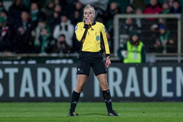 Schiedsrichterin Julia Boike, DIE DFB-RICHTLINIEN UNTERSAGEN JEGLICHE NUTZUNG VON FOTOS ALS SEQUENZBILDER UND ODER VIDEOÄHNLICHE FOTOSTRECKEN. DFB REGULATIONS PROHIBIT ANY USE OF PHOTOGRAPHS AS IMAGE SEQUENCES AND OR QUASI-VIDEO., 23.11.2025, Bremen (Deutschland), Fussball, Google Pixel Frauen-Bundesliga, SV Werder Bremen - 1. FC Köln