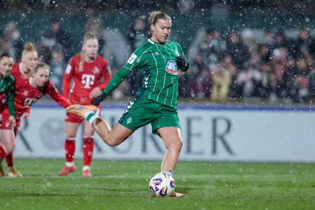 Larissa Mühlhaus (SV Werder Bremen, 7) beim Elfmeter, Strafstoß, Spielszene, Action, Aktion, DIE DFB-RICHTLINIEN UNTERSAGEN JEGLICHE NUTZUNG VON FOTOS ALS SEQUENZBILDER UND ODER VIDEOÄHNLICHE FOTOSTRECKEN. DFB REGULATIONS PROHIBIT ANY USE OF PHOTOGRAPHS AS IMAGE SEQUENCES AND OR QUASI-VIDEO., 23.11.2025, Bremen (Deutschland), Fussball, Google Pixel Frauen-Bundesliga, SV Werder Bremen - 1. FC Köln