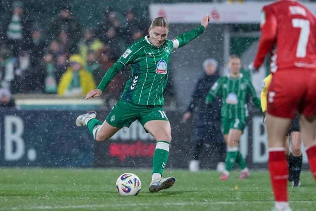 Lina Hausicke (SV Werder Bremen, 18) am Ball, Einzelbild, Ganzkörper, Aktion, Action, Spielszene, DIE DFB-RICHTLINIEN UNTERSAGEN JEGLICHE NUTZUNG VON FOTOS ALS SEQUENZBILDER UND ODER VIDEOÄHNLICHE FOTOSTRECKEN. DFB REGULATIONS PROHIBIT ANY USE OF PHOTOGRAPHS AS IMAGE SEQUENCES AND OR QUASI-VIDEO., 23.11.2025, Bremen (Deutschland), Fussball, Google Pixel Frauen-Bundesliga, SV Werder Bremen - 1. FC Köln