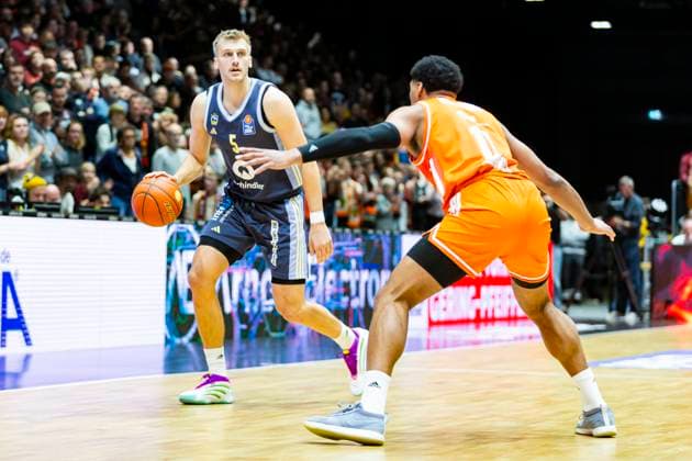 23.11.2025, xomx, Basketball easyCredit BBL Bundesliga, NINERS Chemnitz - Alba Berlin v.l. Sam Griesel (Alba Berlin) am Ball im Zweikampf mit Kostja Mushidi (Niners Chemnitz) Chemnitz