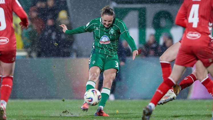 Verena Wieder (SV Werder Bremen, 31) am Ball, Einzelbild, Ganzkörper, Aktion, Action, Spielszene, DIE DFB-RICHTLINIEN UNTERSAGEN JEGLICHE NUTZUNG VON FOTOS ALS SEQUENZBILDER UND ODER VIDEOÄHNLICHE FOTOSTRECKEN. DFB REGULATIONS PROHIBIT ANY USE OF PHOTOGRAPHS AS IMAGE SEQUENCES AND OR QUASI-VIDEO., 23.11.2025, Bremen (Deutschland), Fussball, Google Pixel Frauen-Bundesliga, SV Werder Bremen - 1. FC Köln