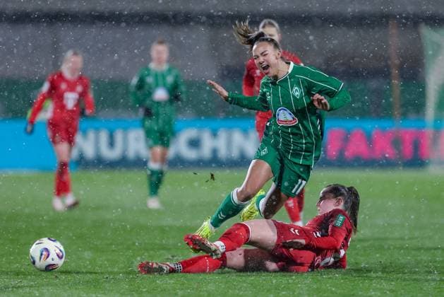 v.li.: Maja Sternad (SV Werder Bremen, 11) und Adriana Achcinska (1. FC Köln, 9) im Zweikampf, Duell, Dynamik, Aktion, Action, Spielszene, DIE DFB-RICHTLINIEN UNTERSAGEN JEGLICHE NUTZUNG VON FOTOS ALS SEQUENZBILDER UND ODER VIDEOÄHNLICHE FOTOSTRECKEN. DFB REGULATIONS PROHIBIT ANY USE OF PHOTOGRAPHS AS IMAGE SEQUENCES AND OR QUASI-VIDEO., 23.11.2025, Bremen (Deutschland), Fussball, Google Pixel Frauen-Bundesliga, SV Werder Bremen - 1. FC Köln