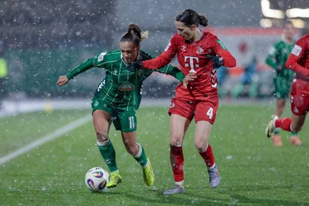 v.li.: Maja Sternad (SV Werder Bremen, 11) und Sara Agrez (1. FC Köln, 4) im Zweikampf, Duell, Dynamik, Aktion, Action, Spielszene, DIE DFB-RICHTLINIEN UNTERSAGEN JEGLICHE NUTZUNG VON FOTOS ALS SEQUENZBILDER UND ODER VIDEOÄHNLICHE FOTOSTRECKEN. DFB REGULATIONS PROHIBIT ANY USE OF PHOTOGRAPHS AS IMAGE SEQUENCES AND OR QUASI-VIDEO., 23.11.2025, Bremen (Deutschland), Fussball, Google Pixel Frauen-Bundesliga, SV Werder Bremen - 1. FC Köln